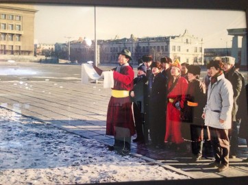 1990 оны Цагаан сарын өглөө. Дамдины Сүхбаатарт золгож байгаа нь /Хадаг барьсан хүн ДарьСүхбаатар/